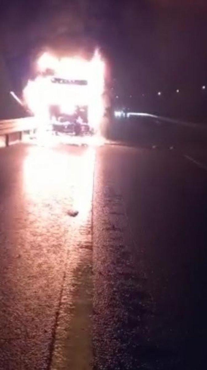 Kuzey Marmara Otoyolu'nda kimyasal yüklü kamyon alev alev yandı