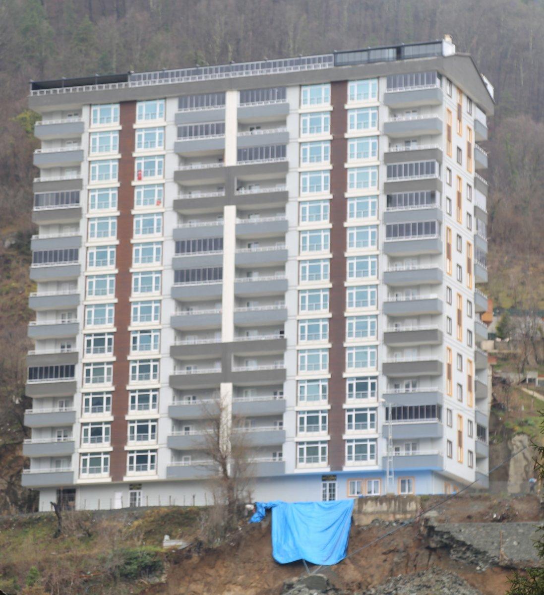 Artvin’de inşaatın temel kazısı sırasında istinat duvarı çöktü