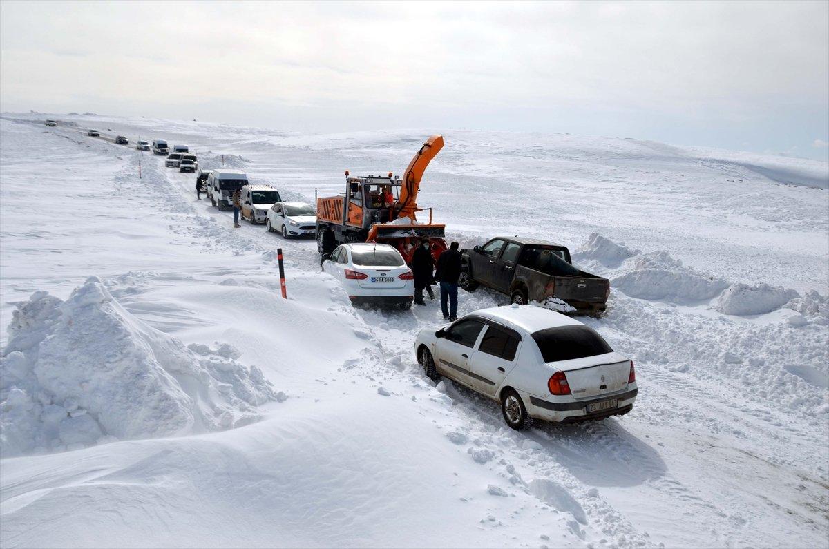 Muş'ta karlı yolda mahsur kalan yaklaşık 100 kişi kurtarıldı