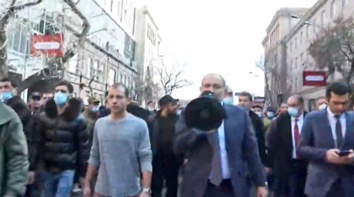 Nikol Paşinyan, darbe girişimine karşı sokağa indi