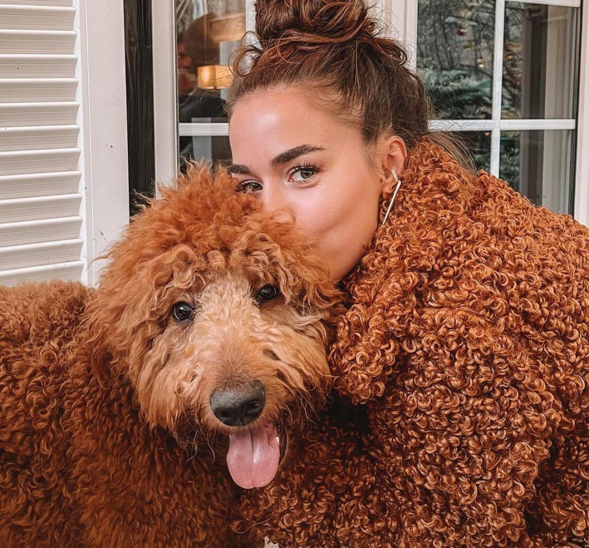 Bensu Soral, köpeğiyle uyumlu giyindi