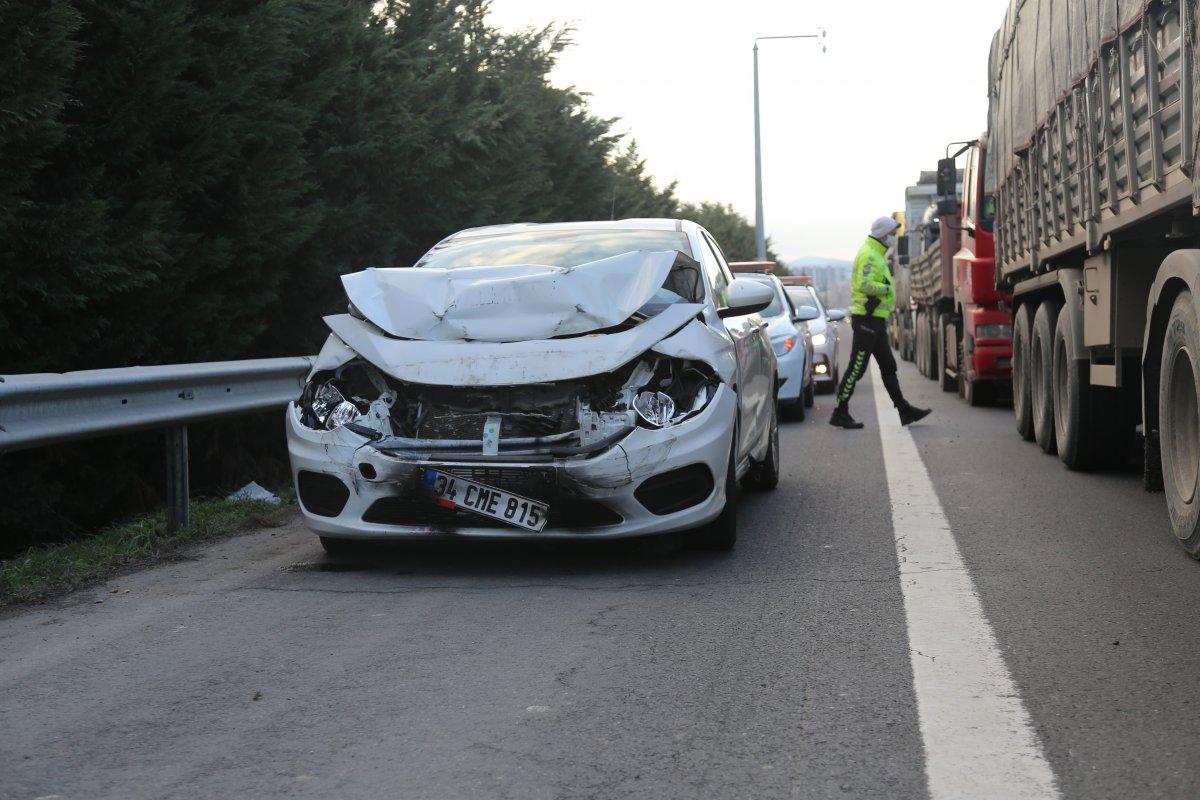 Kocaeli'de üç araç birbirine girdi: 4 yaralı