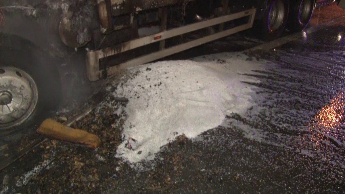 Kuzey Marmara Otoyolu'nda kimyasal yüklü kamyon alev alev yandı