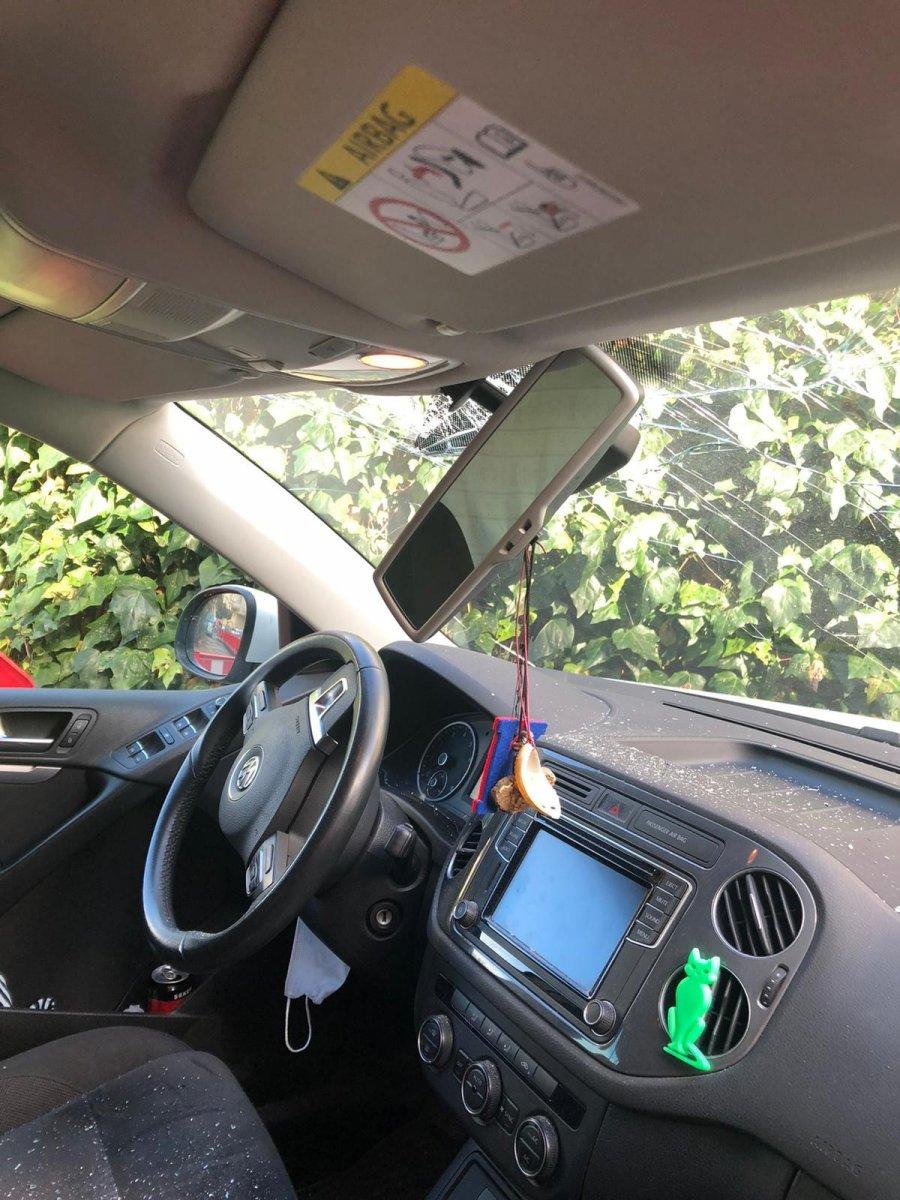 Beşiktaş'ta arabaların üzerine inşaattan beton parçası düştü