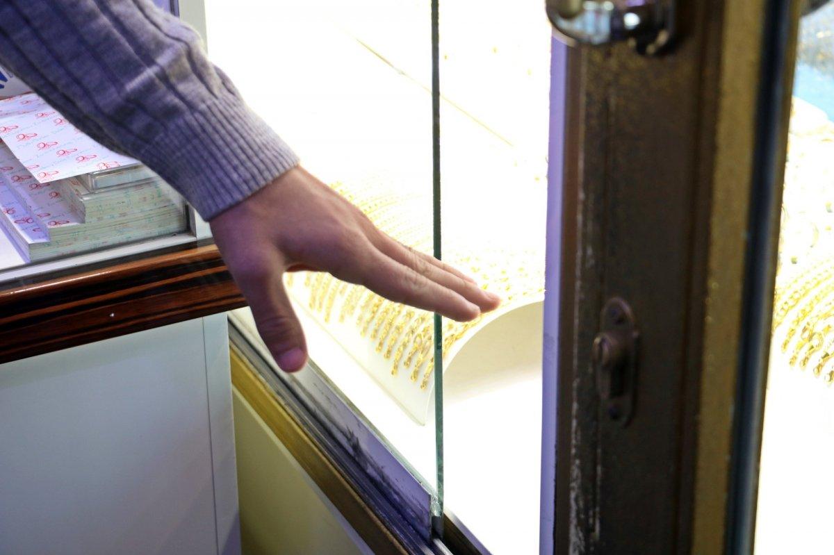 Antalya'da kuyumcudan 80 bin TL değerinde altın bileklik çaldılar