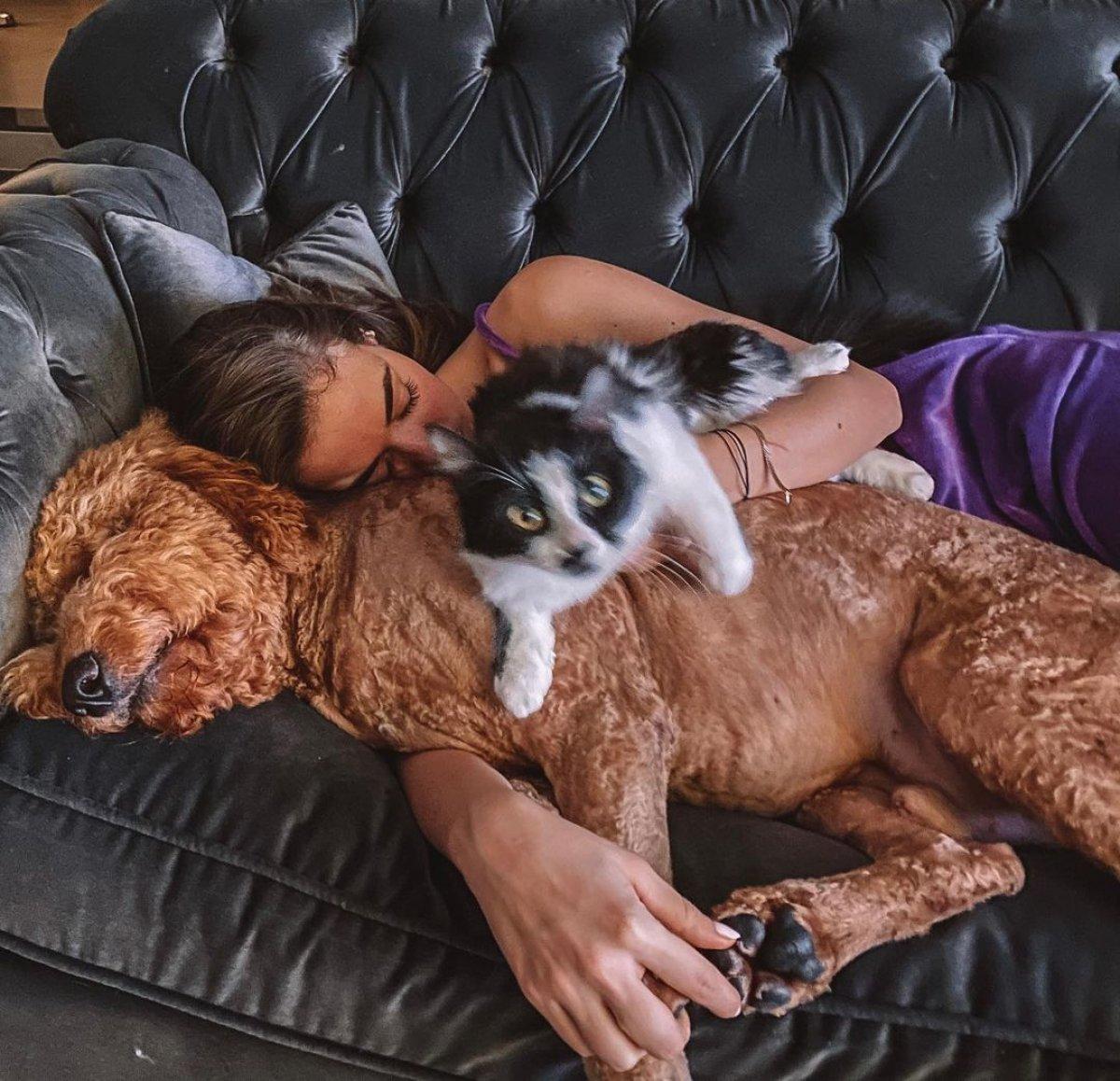 Bensu Soral, köpeğiyle uyumlu giyindi