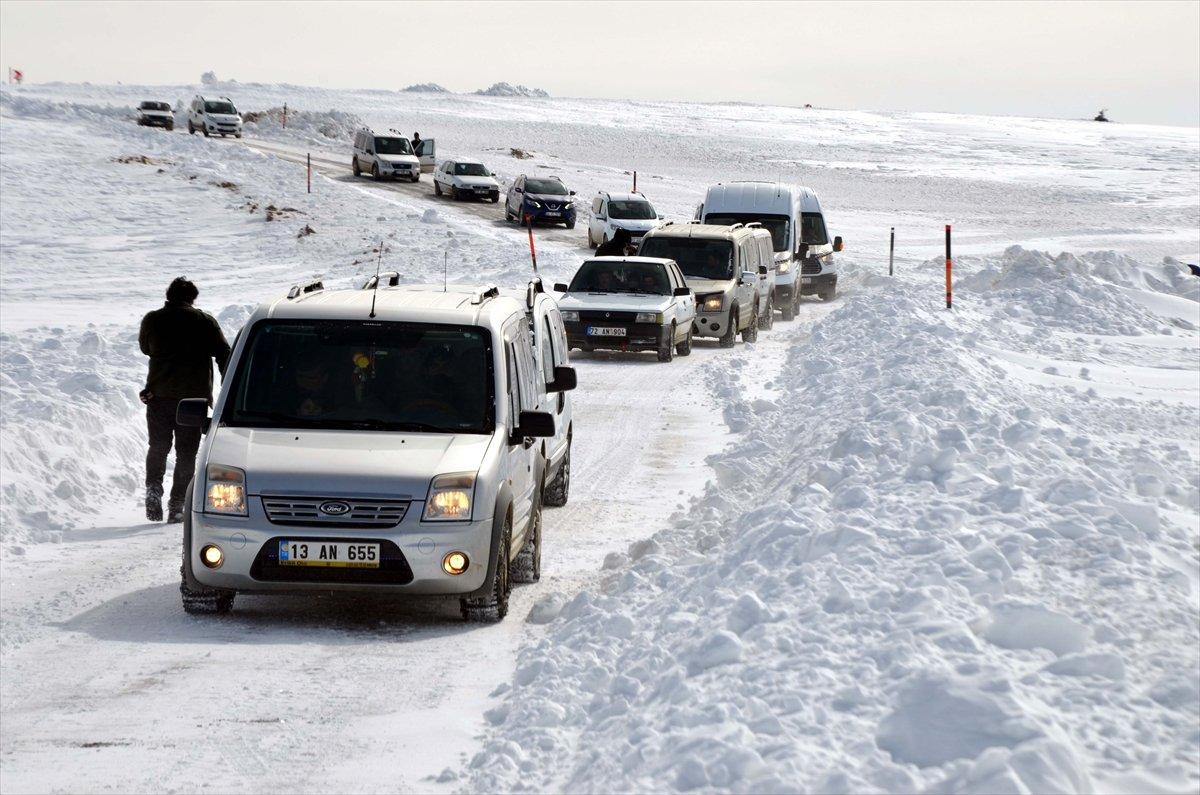 Muş'ta karlı yolda mahsur kalan yaklaşık 100 kişi kurtarıldı