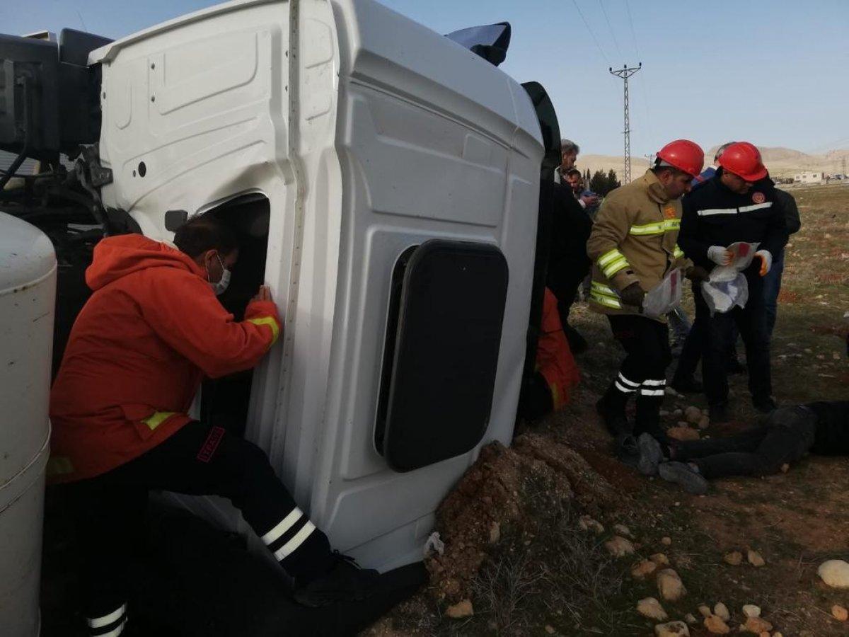 Mardin'de beton mikseri yola devrildi
