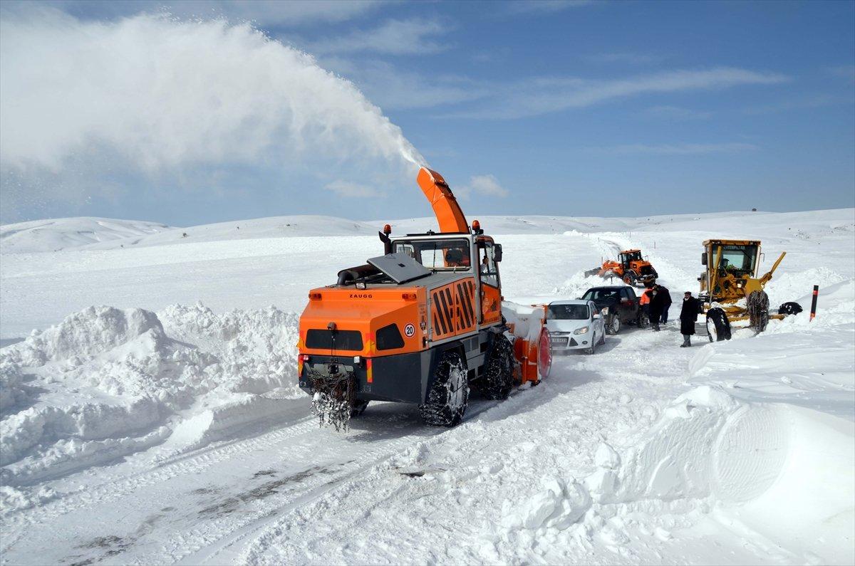 Muş'ta karlı yolda mahsur kalan yaklaşık 100 kişi kurtarıldı