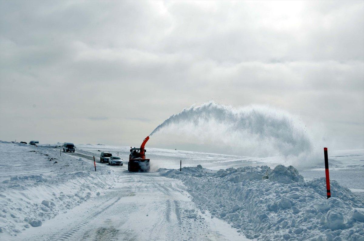 Muş'ta karlı yolda mahsur kalan yaklaşık 100 kişi kurtarıldı