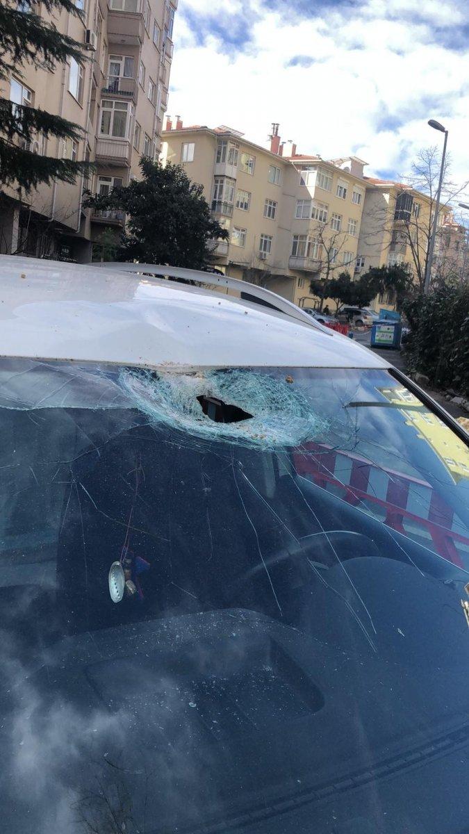 Beşiktaş'ta arabaların üzerine inşaattan beton parçası düştü