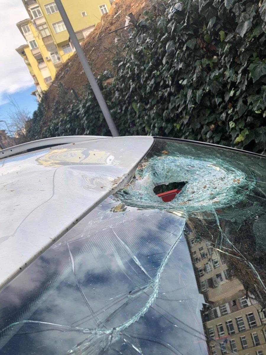 Beşiktaş'ta arabaların üzerine inşaattan beton parçası düştü