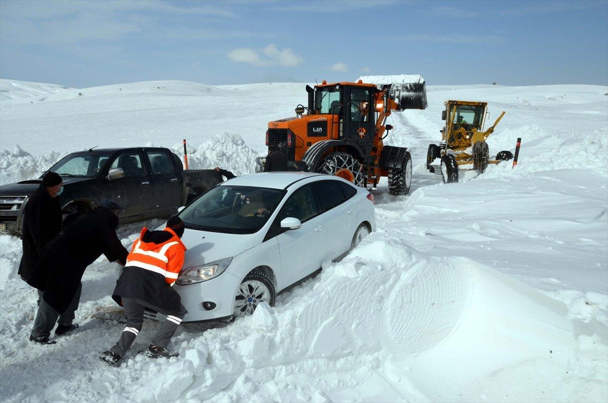 Muş'ta karlı yolda mahsur kalan yaklaşık 100 kişi kurtarıldı