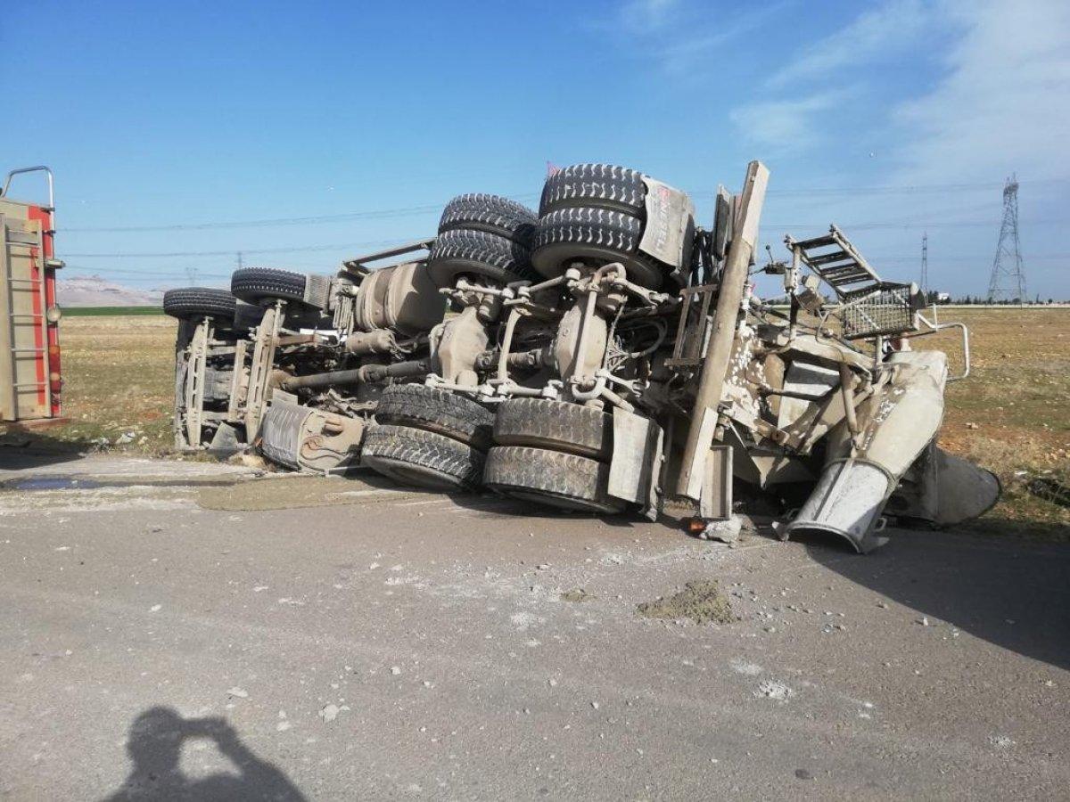 Mardin'de beton mikseri yola devrildi