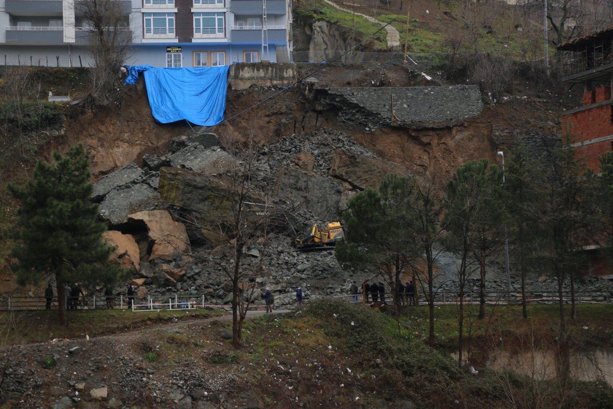 Artvin’de inşaatın temel kazısı sırasında istinat duvarı çöktü