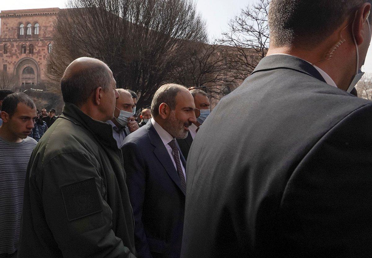 Nikol Paşinyan, darbe girişimine karşı sokağa indi