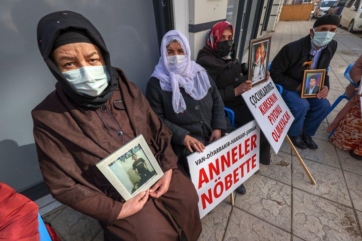 Van'daki aileler, HDP binası önünde oturma eylemi başlattı