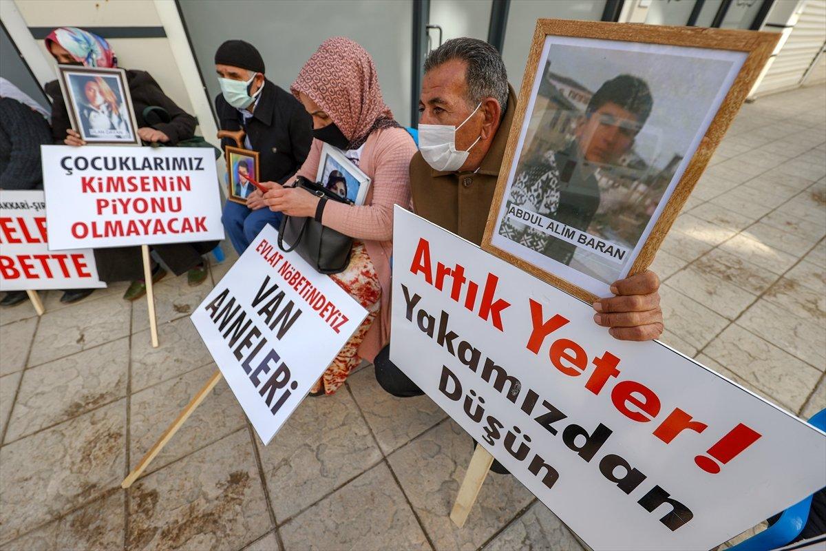 Van'daki aileler, HDP binası önünde oturma eylemi başlattı