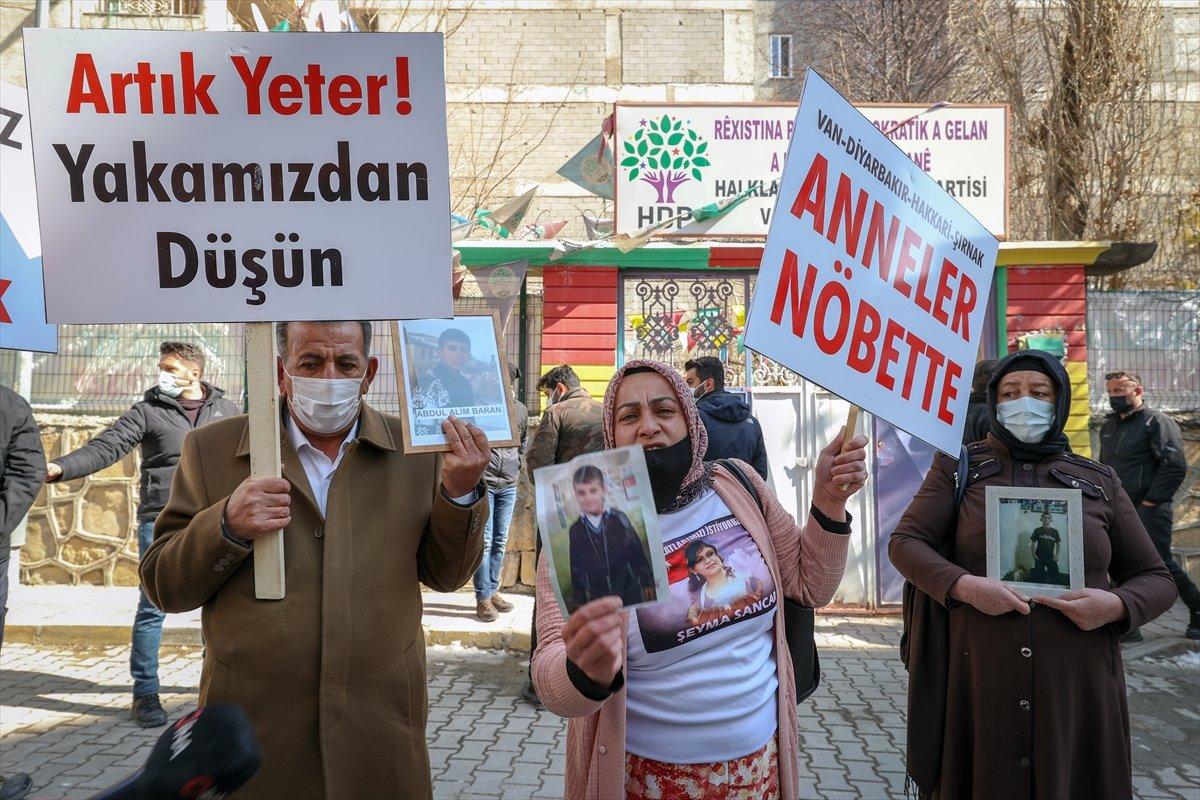 Van'daki aileler, HDP binası önünde oturma eylemi başlattı