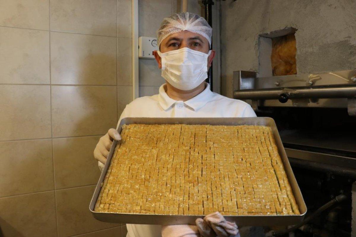 Sakarya'da bir baklava ustası dünyanın en küçük baklava dilimlerini yaptı