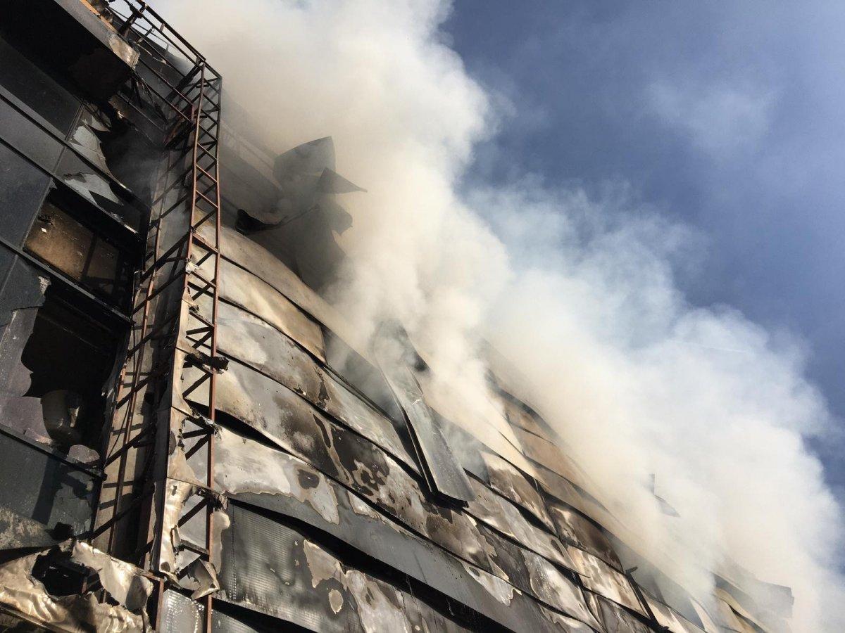 Ankara'da gıda deposu yandı, bina küle döndü