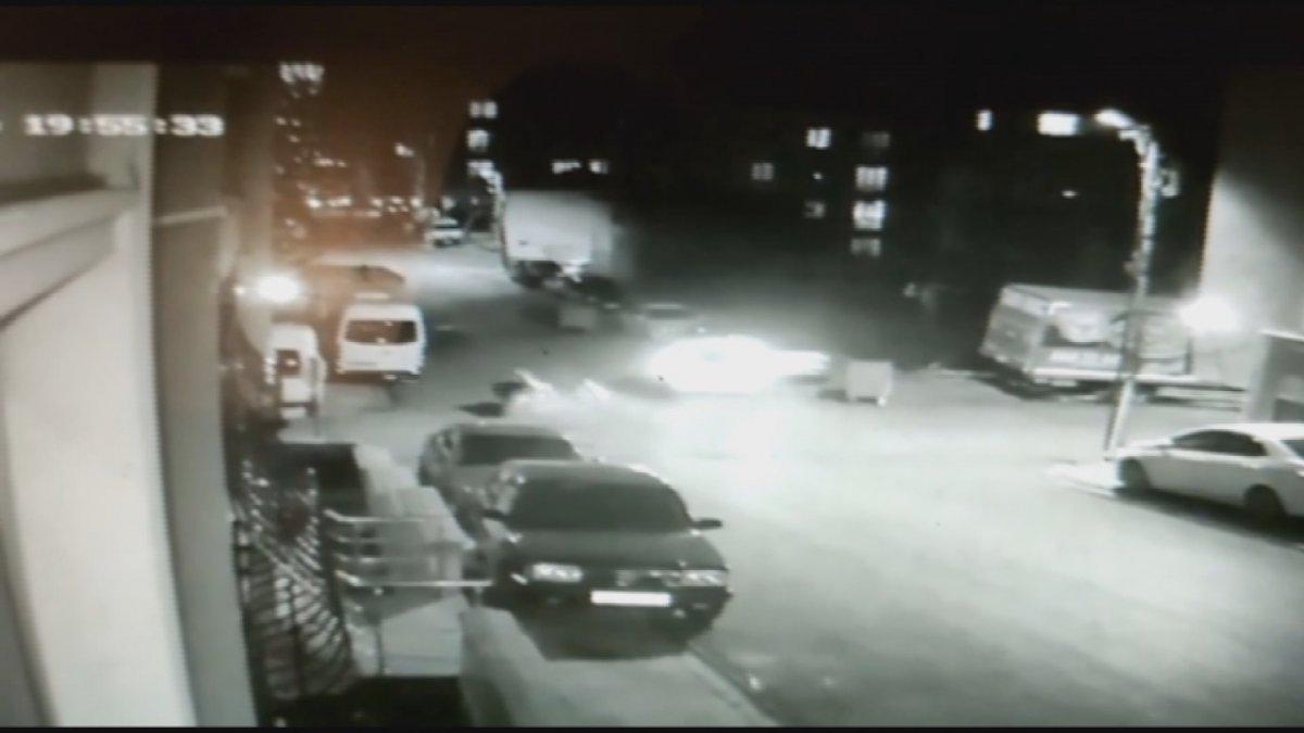 Ümraniye'de motosiklet ile hafif ticari araç çarpıştı