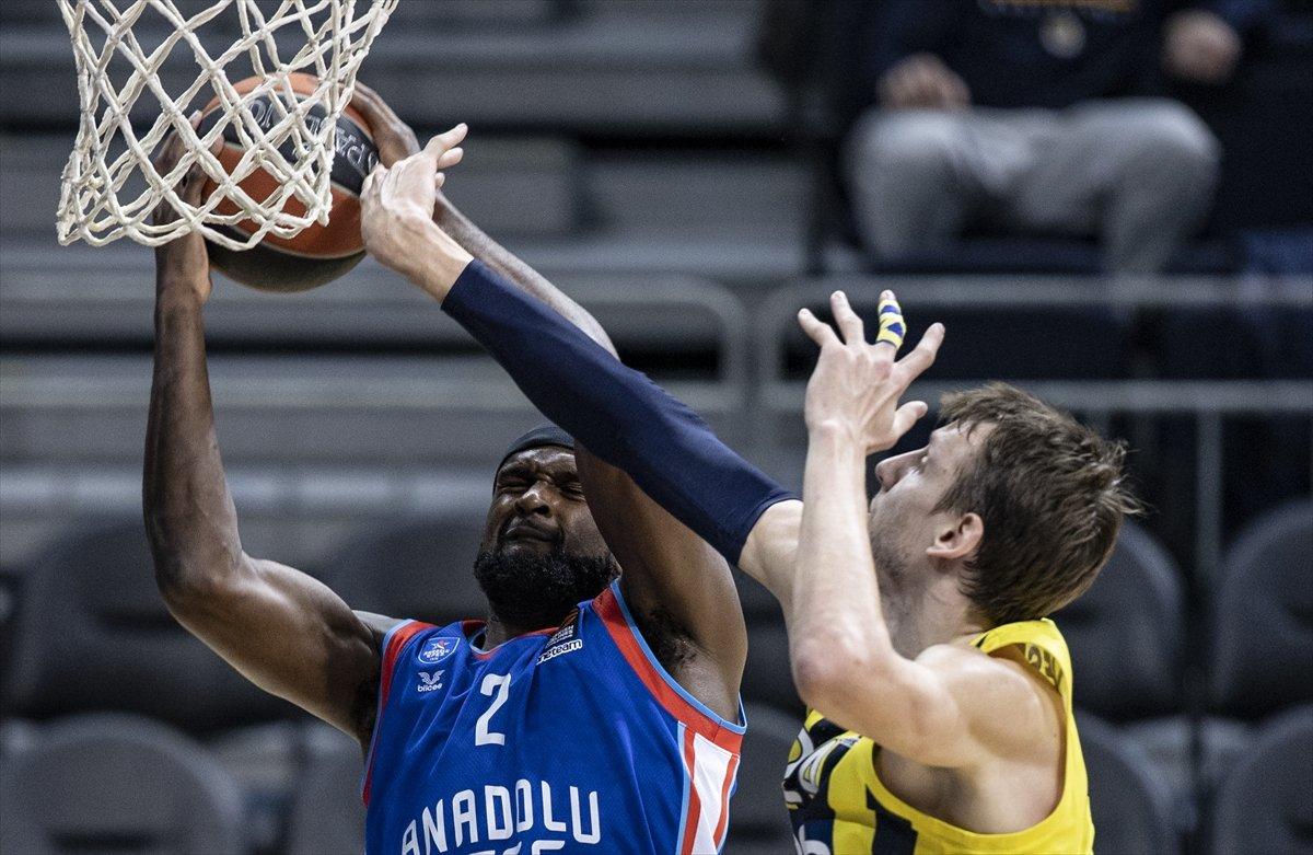 Anadolu Efes EuroLeague'de Fenerbahçe'yi farklı yendi