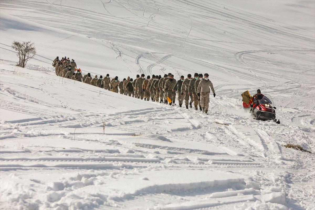 Van'da güvenlik korucularının çığ tatbikatı