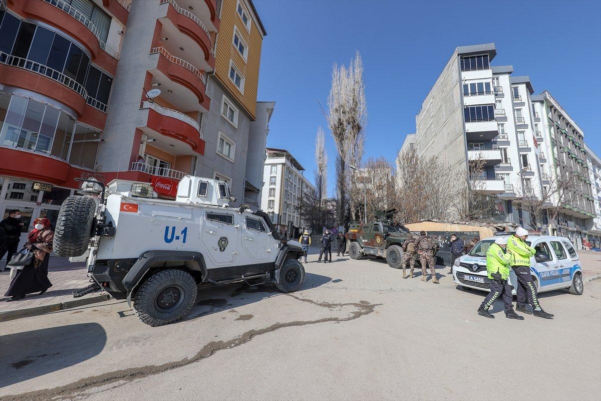 Van'daki aileler, HDP binası önünde oturma eylemi başlattı