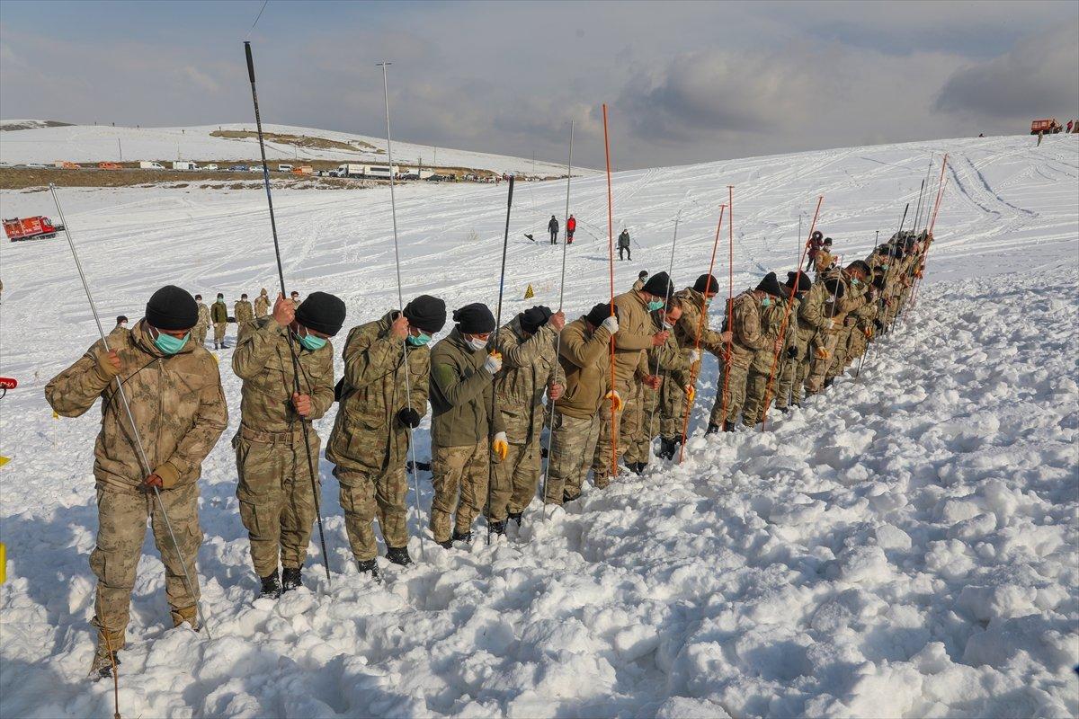 Van'da güvenlik korucularının çığ tatbikatı