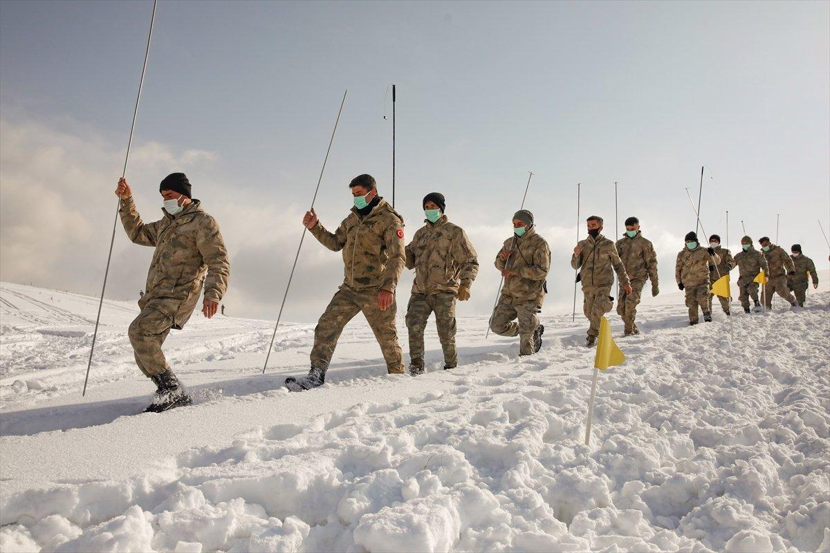 Van'da güvenlik korucularının çığ tatbikatı