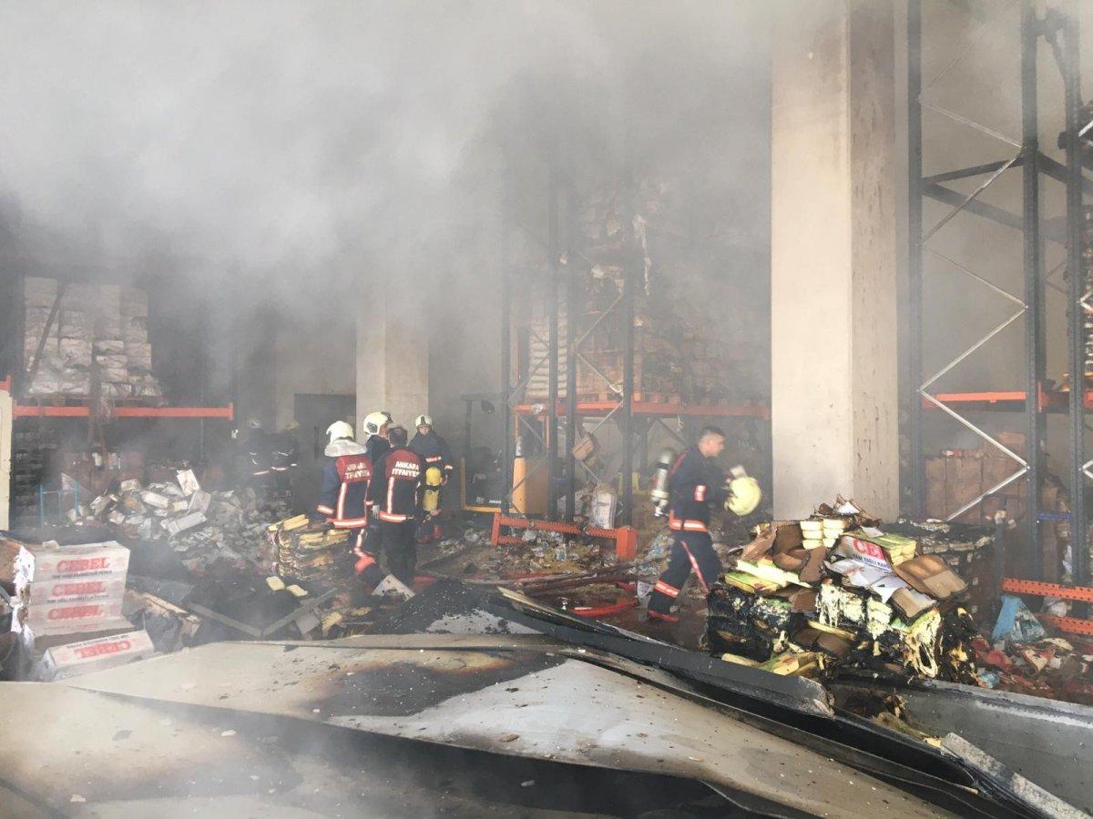 Ankara'da gıda deposu yandı, bina küle döndü