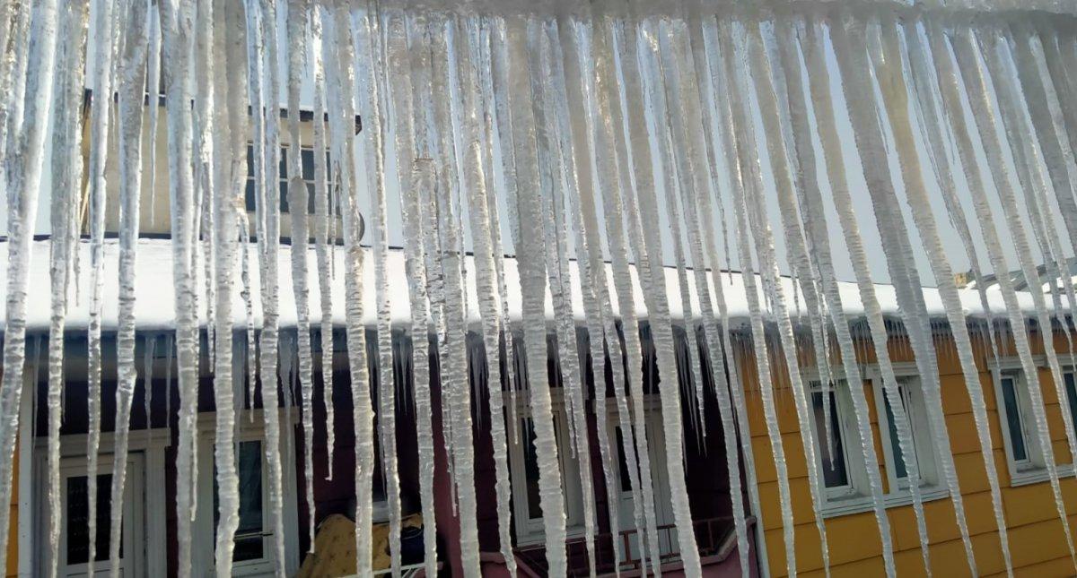 Ağrı'da buz sarkıtları, 3 metre oldu