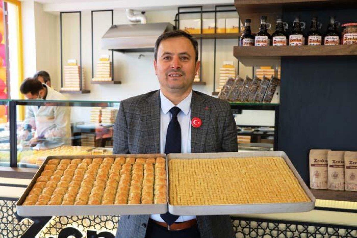 Sakarya'da bir baklava ustası dünyanın en küçük baklava dilimlerini yaptı