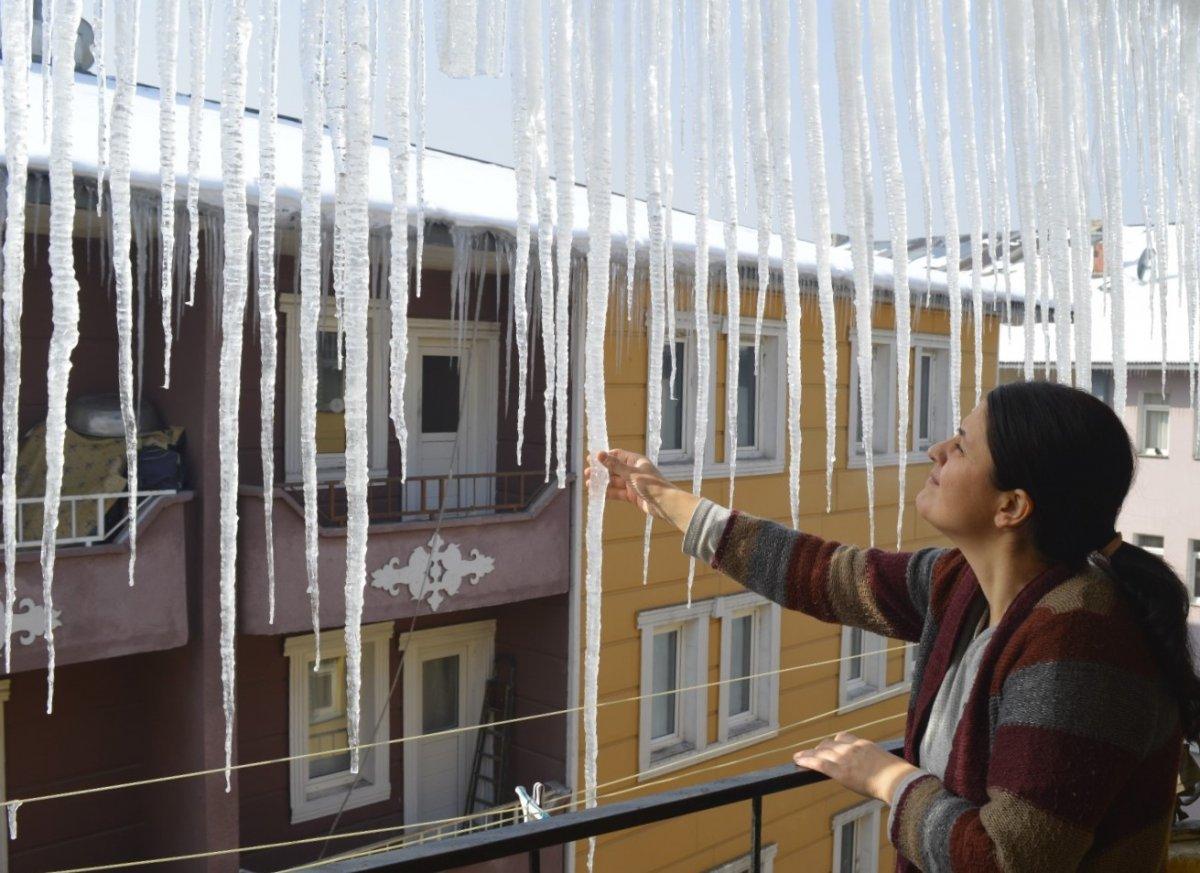 Ağrı'da buz sarkıtları, 3 metre oldu