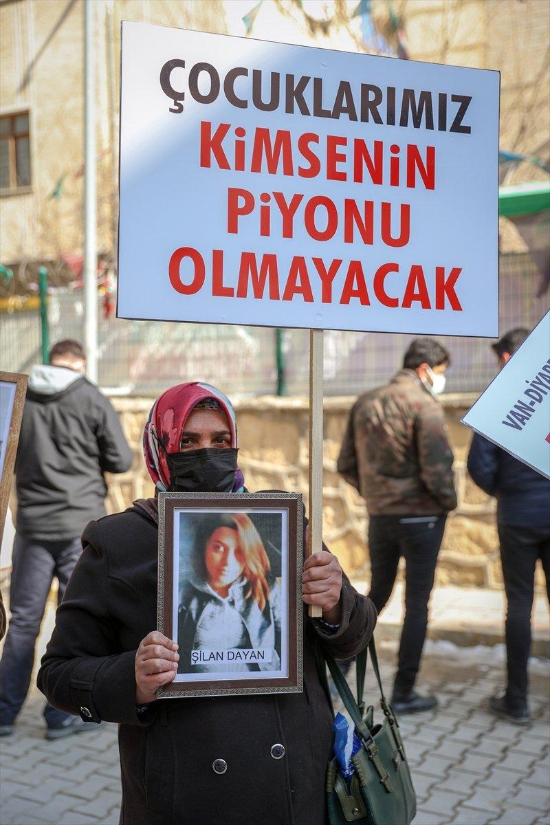 Van'daki aileler, HDP binası önünde oturma eylemi başlattı