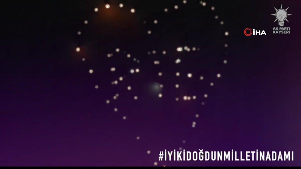 Kayserili kayakçılardan Cumhurbaşkanı'nın doğum günü için meşaleli gösteri