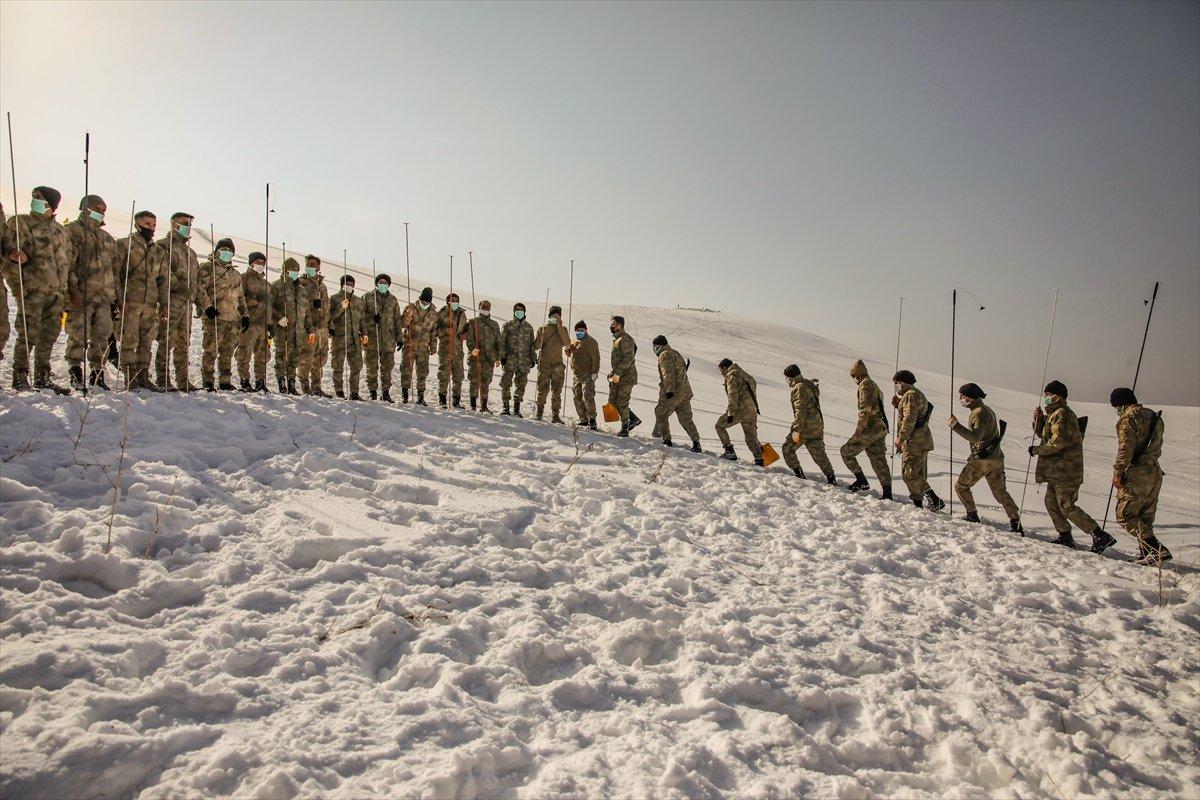 Van'da güvenlik korucularının çığ tatbikatı