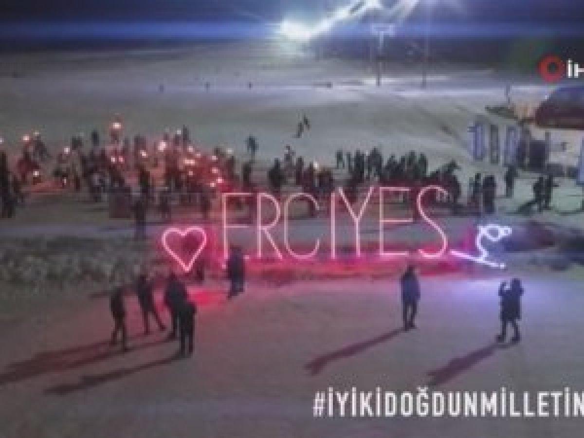 Kayserili kayakçılardan Cumhurbaşkanı'nın doğum günü için meşaleli gösteri