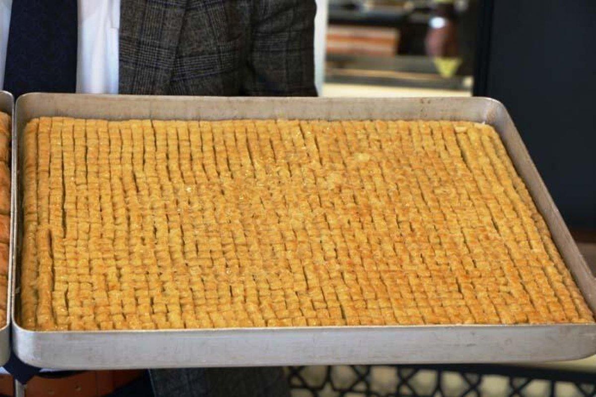 Sakarya'da bir baklava ustası dünyanın en küçük baklava dilimlerini yaptı
