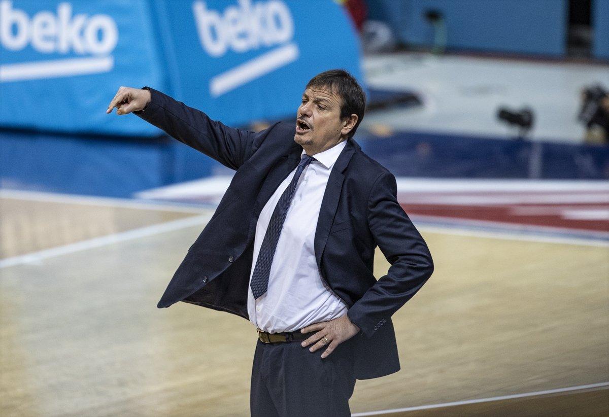 Anadolu Efes EuroLeague'de Fenerbahçe'yi farklı yendi