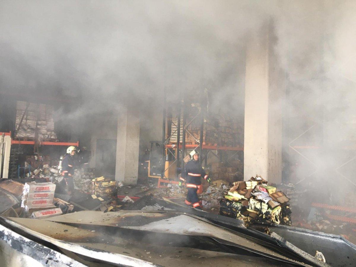 Ankara'da gıda deposu yandı, bina küle döndü