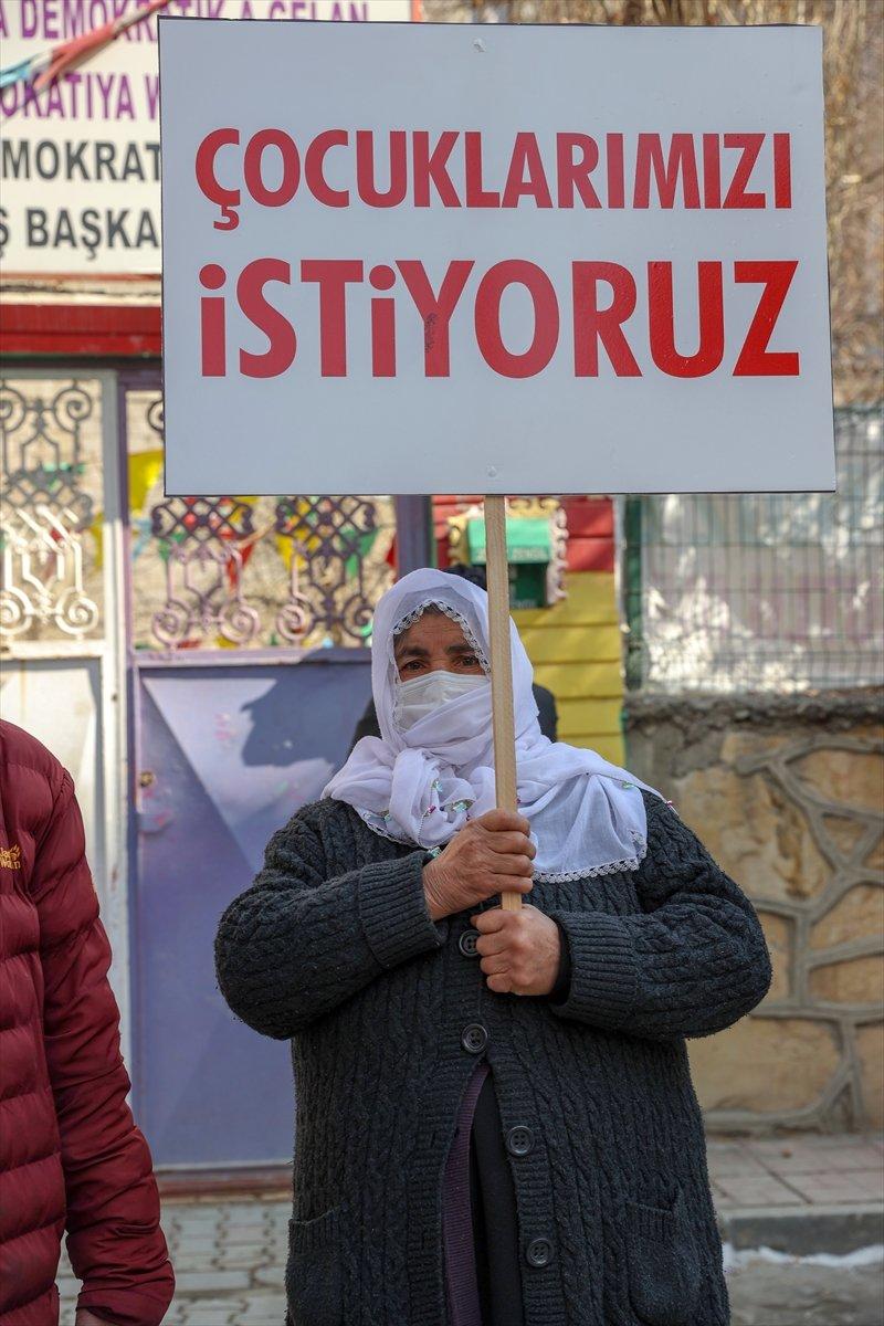 Van'daki aileler, HDP binası önünde oturma eylemi başlattı