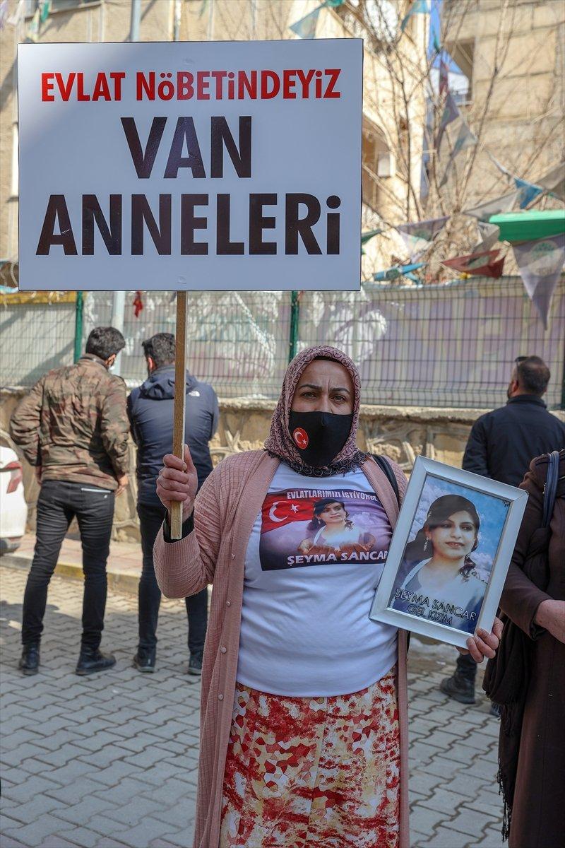 Van'daki aileler, HDP binası önünde oturma eylemi başlattı