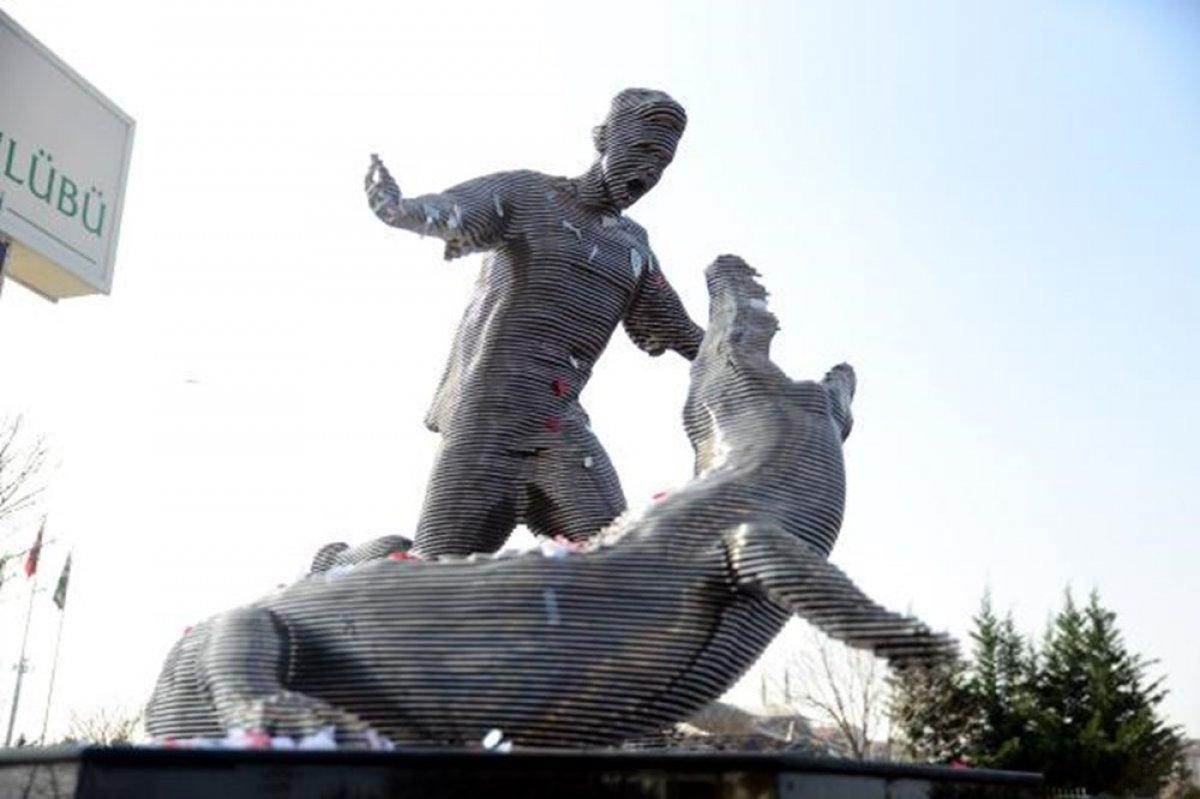 Bursaspor, Batalla'nın heykelini dikti