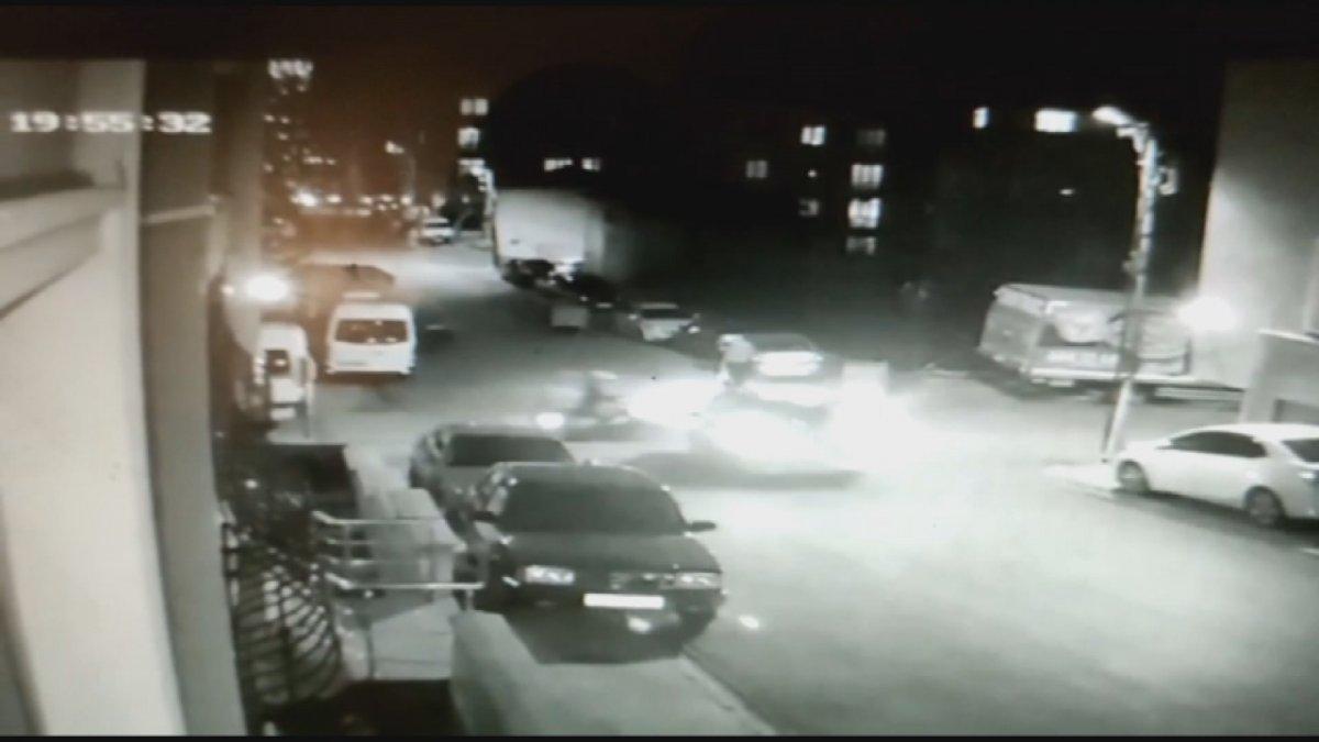 Ümraniye'de motosiklet ile hafif ticari araç çarpıştı