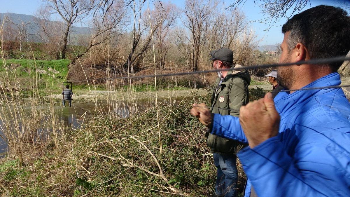 Aydın'da kendi yaptıkları teleferikle tarlaya gidip geliyorlar