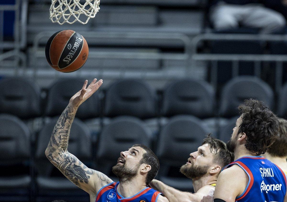 Anadolu Efes EuroLeague'de Fenerbahçe'yi farklı yendi