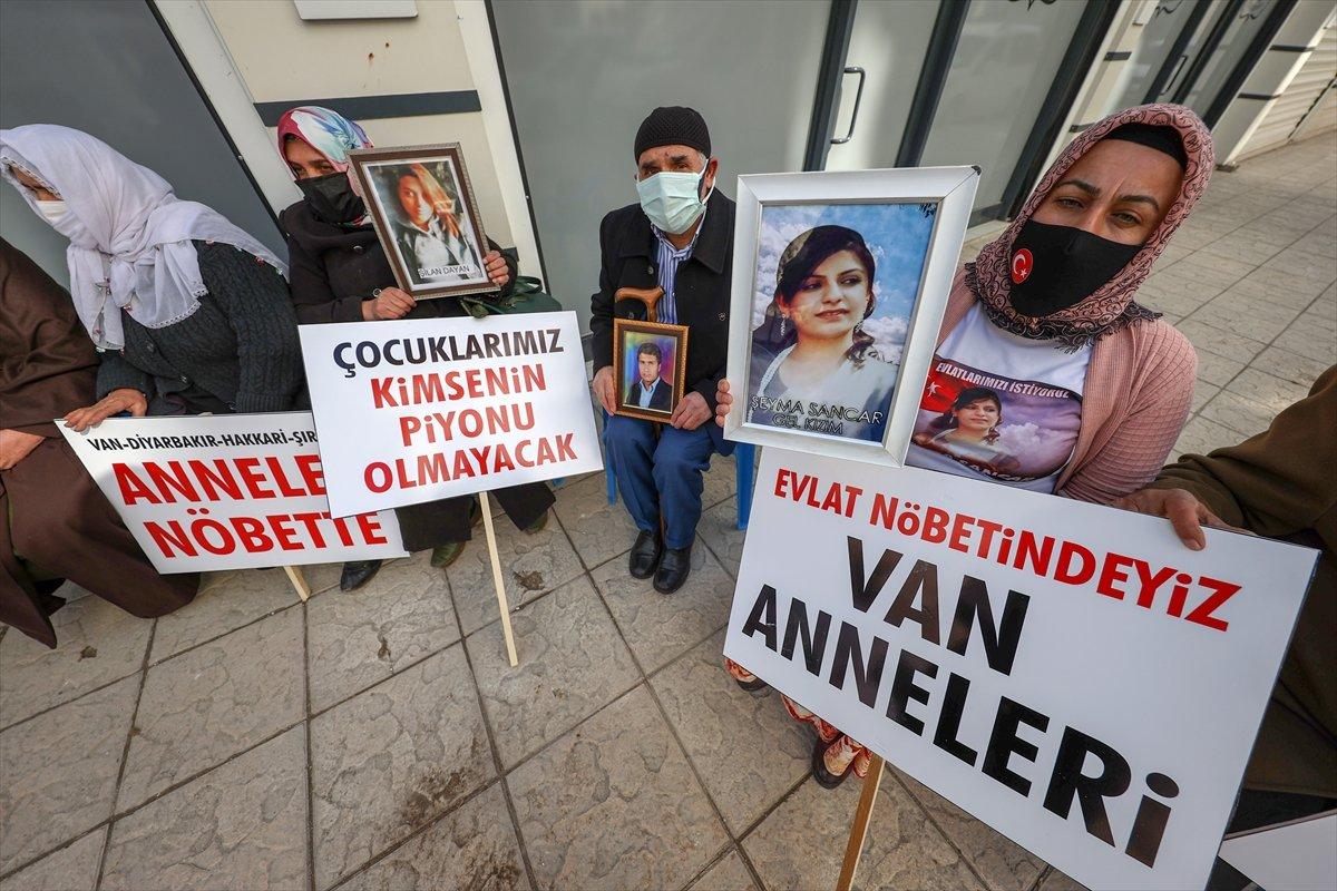 Van'daki aileler, HDP binası önünde oturma eylemi başlattı