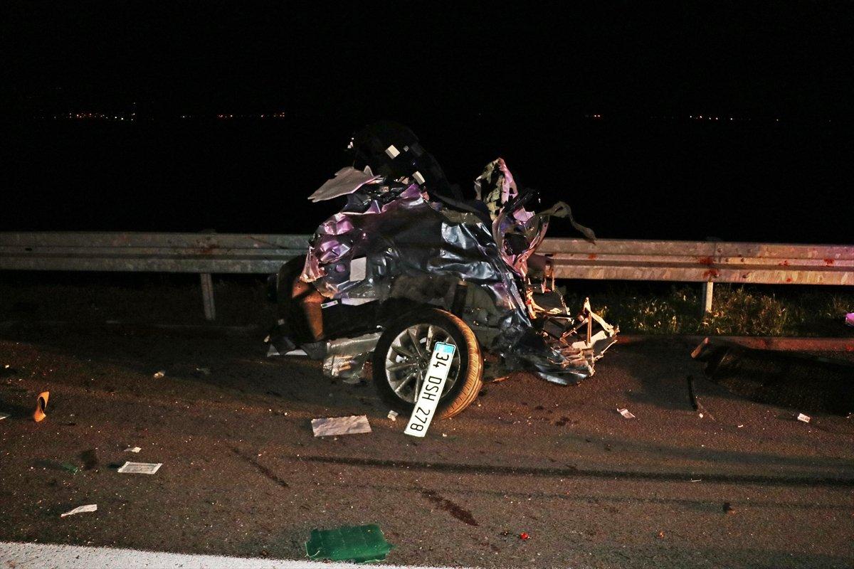 Manisa'da ikiye bölünen araçtan yara almadan kurtuldu